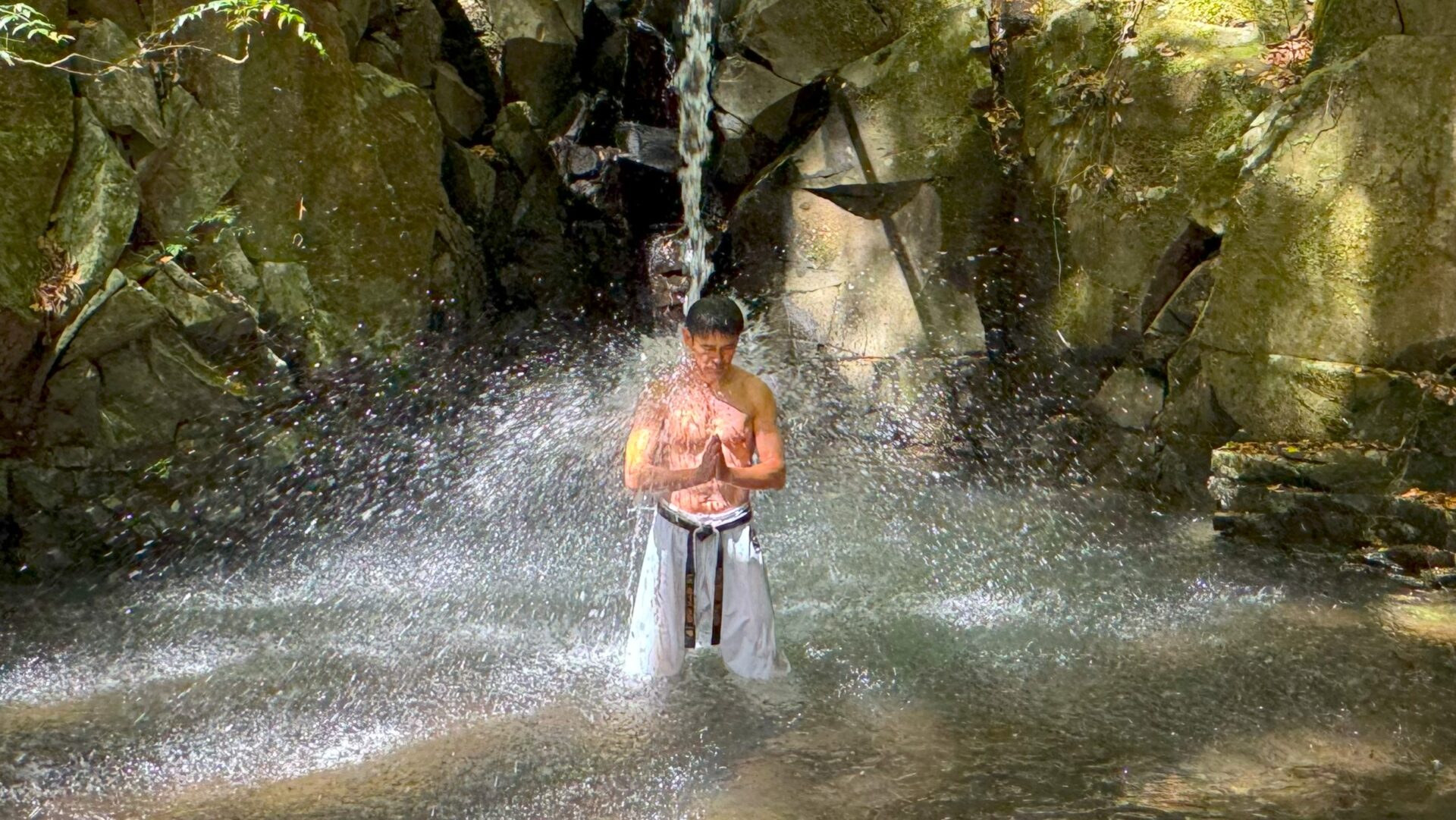 豪国選手と一緒に滝行敢行 - 国際千唐流空手道連盟 樋口道場益城支部